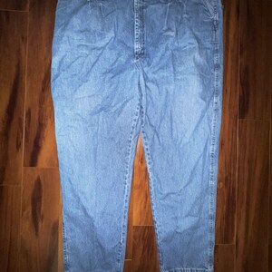 Pantalones vaqueros Wrangler Rugged Wear Angler talla 52x32 con cintura elástica y pliegues grandes. imagen 2