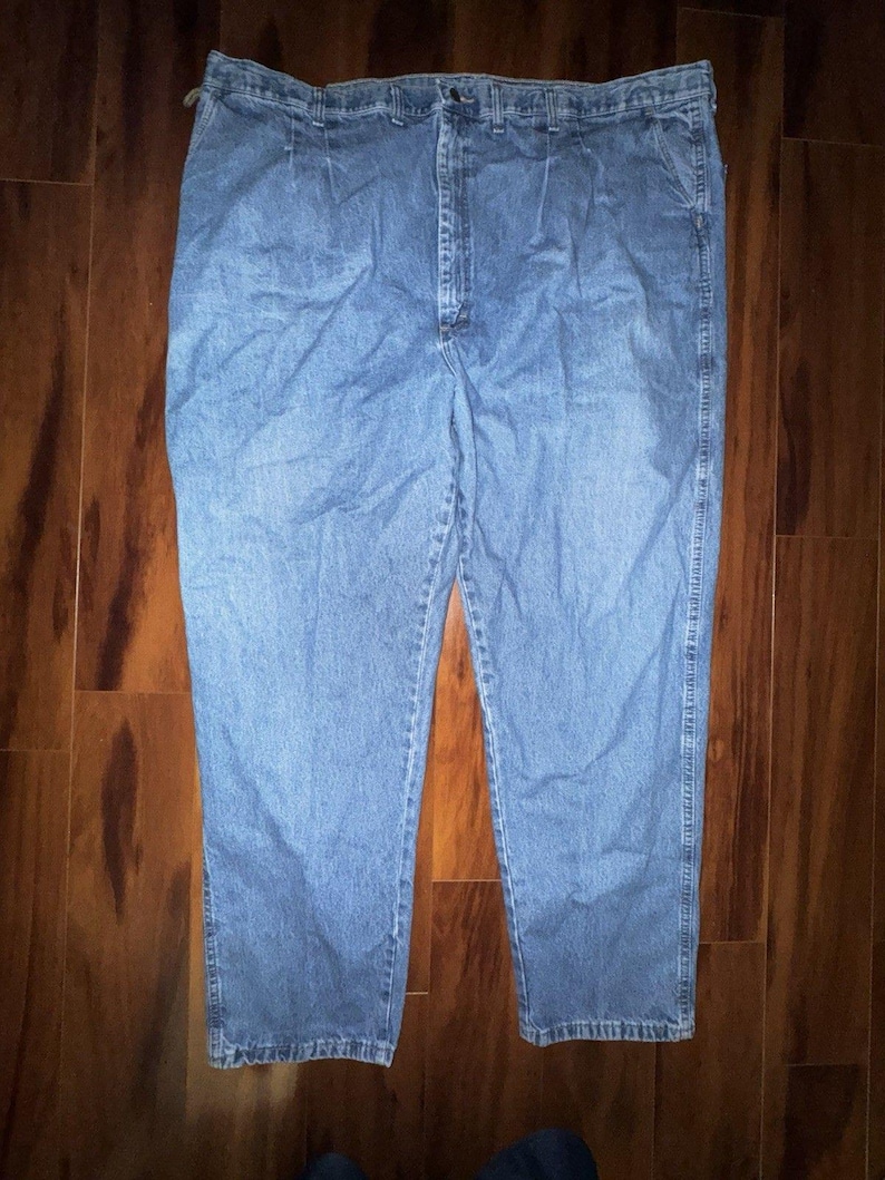Pantalones vaqueros Wrangler Rugged Wear Angler talla 52x32 con cintura elástica y pliegues grandes. imagen 2