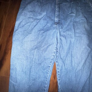 Pantalones vaqueros Wrangler Rugged Wear Angler talla 52x32 con cintura elástica y pliegues grandes. imagen 4
