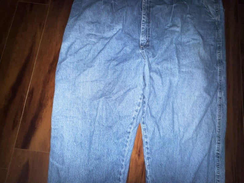 Pantalones vaqueros Wrangler Rugged Wear Angler talla 52x32 con cintura elástica y pliegues grandes. imagen 4