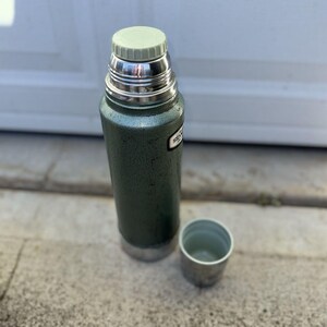 Termo vintage Aladdin Stanley de EE. UU., cuarto de galón, color verde martillado, con caja. imagen 11