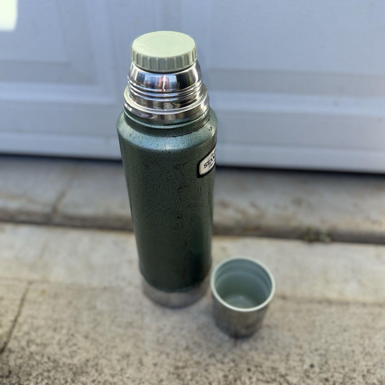 Termo vintage Aladdin Stanley de EE. UU., cuarto de galón, color verde martillado, con caja. imagen 11