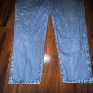 Pantalones vaqueros Wrangler Rugged Wear Angler talla 52x32 con cintura elástica y pliegues grandes. imagen 3