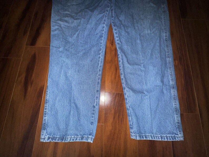 Pantalones vaqueros Wrangler Rugged Wear Angler talla 52x32 con cintura elástica y pliegues grandes. imagen 3