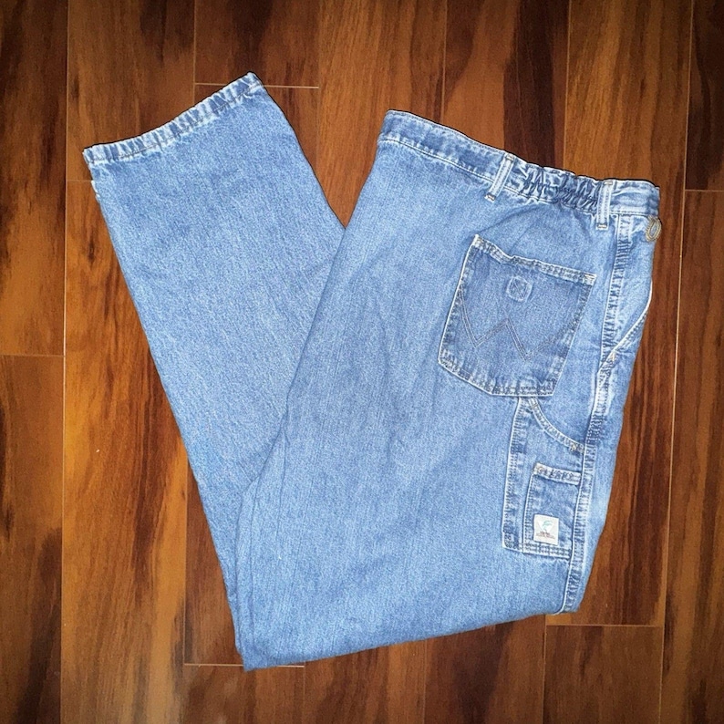 Pantalones vaqueros Wrangler Rugged Wear Angler talla 52x32 con cintura elástica y pliegues grandes. imagen 1