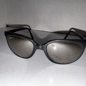 Gafas de sol Ray-Ban Bausch & Lomb France estilo ojo de gato vintage, color negro y plateado con efecto espejo. imagen 1
