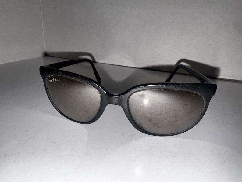 Gafas de sol Ray-Ban Bausch & Lomb France estilo ojo de gato vintage, color negro y plateado con efecto espejo. imagen 1