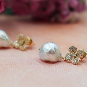 Gold flower earrings, Pearl earrings, Bridal earrings, Gold pearl earrings, Flower dangle earrings, Pearl dangle earrings, Wedding earrings