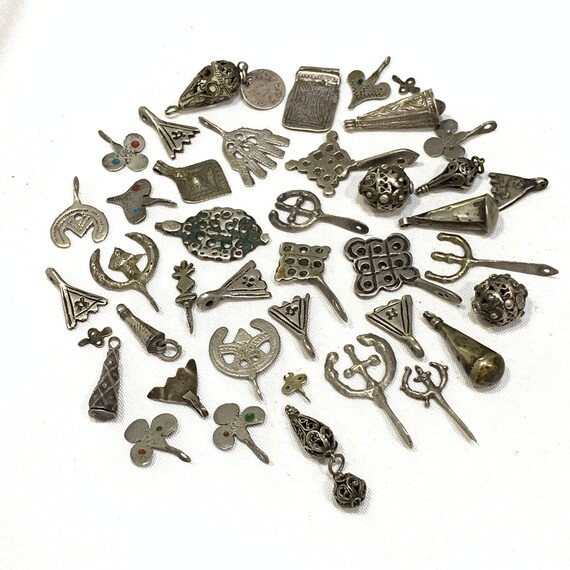 Assembling necklaces .elements jewels necklaces