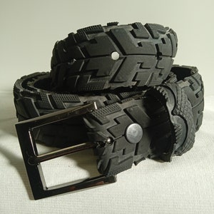 Vegan Gürtel aus alten Fahrradreifen upcycling schwarz Nieten Tierschutz Handarbeit Nachhaltigkeit haltbarer als Leder Bild 3