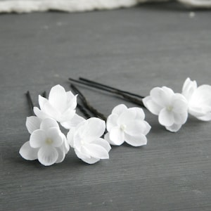 White bridal hair pins with small flowers Floral wedding hair piece Flower headpiece for bride Floral bobby pins