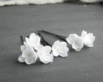 White bridal hair pins with small flowers Floral wedding hair piece Flower headpiece for bride Floral bobby pins