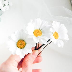 Daisy flower hair pins Wildflower wedding piece for bride Bridal floral headpiece Chamomile hair clip