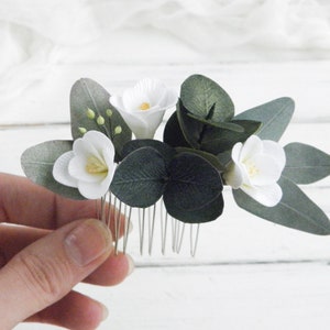 Eucalyptus hair comb small , Greenery wedding hair piece , Floral head piece for bride , Tropical bridal hair comb With 3 flowers