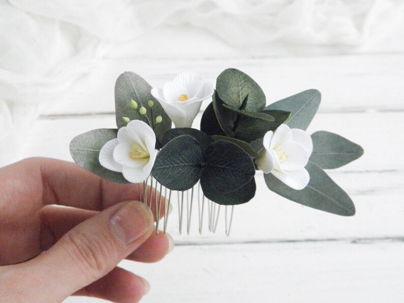 Eucalyptus hair comb small , Greenery wedding hair piece , Floral head piece for bride , Tropical bridal hair comb With 3 flowers