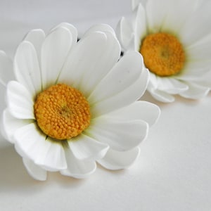Daisy hair pins Flower bobby pins Wedding hair piece for bride Bridal floral headpiece Chamomile hair clip image 4