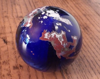 LUNDBERG STUDIOS World Weights ペーパーウェイト Lundberg Studios Earth Art Glass Paperweight. - Etsy
