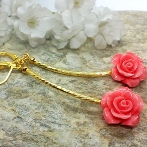 Brincos de coral rosa, brincos de rosa coral, joias de rosa coral, joias de coral, brincos de coral dourado, brincos de flor de rosa rosa, flor de coral