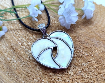 White Heart Necklace, Mother of Pearl Heart, Shell Heart Pendant, Shell Pearl Heart Pendant, White Heart, White Necklace, Heart Pendant