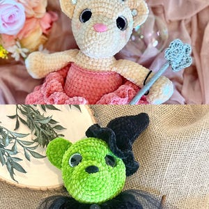 Puede incluir: Dos osos de peluche de ganchillo hechos a mano. Uno es un oso princesa con un vestido rosa, una corona azul y una varita. El otro es un oso brujo verde con un sombrero y una capa negros. Los osos están sobre un fondo rosa y de arpillera.
