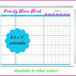 Op de afbeelding: Printbare gezins-takenkaart met een blauw-wit ontwerp. De kaart is 8,5 x 11 inch en bevat ruimte voor namen, taken en dagen van de week. De tekst "Family Chore Chart" staat in een roze kader bovenaan de kaart.