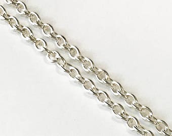 Op de afbeelding: Een zilveren ketting met een delicaat, ovaalvormig schakeld ontwerp.