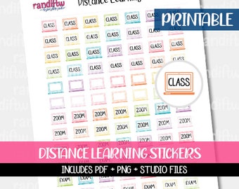 Op de afbeelding: Printbare stickers voor afstandsonderwijs met kleurrijke laptop-pictogrammen en de woorden "Les", "Zoom" en "Examen".