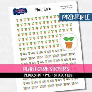 Op de afbeelding: Printbare plantenzorg stickers met een groene plant in een bruine pot met de tekst "Water Plants" meerdere keren herhaald. De stickers zijn ontworpen voor gebruik in een planner of dagboek.