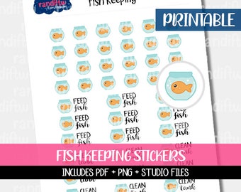 Op de afbeelding: Printbare stickers voor het houden van vissen met illustraties van vissenkommen, vissen en tekst die zegt "Vissen voeren" en "Tank schoonmaken".