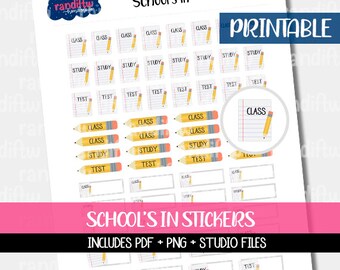 Op de afbeelding: Printbare schoolthema stickers met gele potloden en de woorden "Klas", "Studie" en "Test" op wit papier met blauwe lijnen. De stickers zijn in verschillende maten en vormen. De tekst "School is weer begonnen stickers" staat onderaan de pagina.
