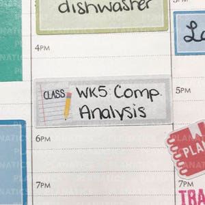 K&ouml;nnte beinhalten: Ein wei&szlig;er Aufkleber mit einem Bleistift-Symbol und dem Text "CLASS WK5: Comp. Analysis" auf wei&szlig;em Hintergrund.