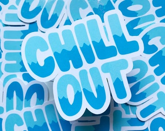 Op de afbeelding: Een close-up van een stapel blauwe en witte stickers met de tekst "Chill Out" in een golvend lettertype. De stickers hebben een glanzende afwerking en zijn perfect om elke oppervlakte een leuke en casual touch te geven.