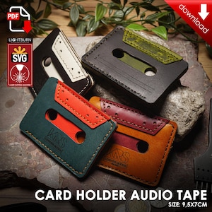 Può includere: Quattro porta carte in pelle a forma di cassette audio in diversi colori: verde, rosso, bianco e marrone. I porta carte sono disposti su una superficie strutturata. Il testo "CARD HOLDER AUDIO TAPE" e "SIZE: 9,5X7CM" è visibile sotto i porta carte.