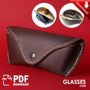 Op de afbeelding: Een bruine leren brillenkoker met een knoopsluiting en contrasterende stiksels. De koker wordt getoond met twee inzetbeelden van brillen in een vergelijkbare koker. De tekst "GLASSES CASE" staat onderaan.