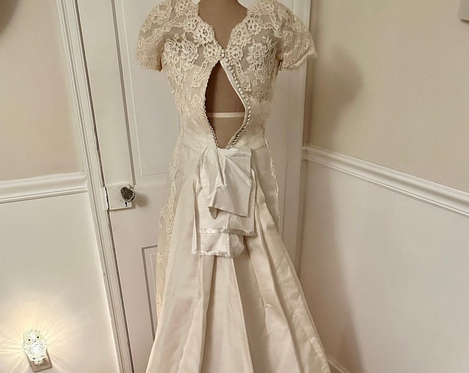 Vintage 1940’s Ladies Lace Wedding/Bridal Gown with Sweetheart Neckline and Detachable Train