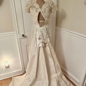 Vintage 1940’s Ladies Lace Wedding/Bridal Gown with Sweetheart Neckline and Detachable Train