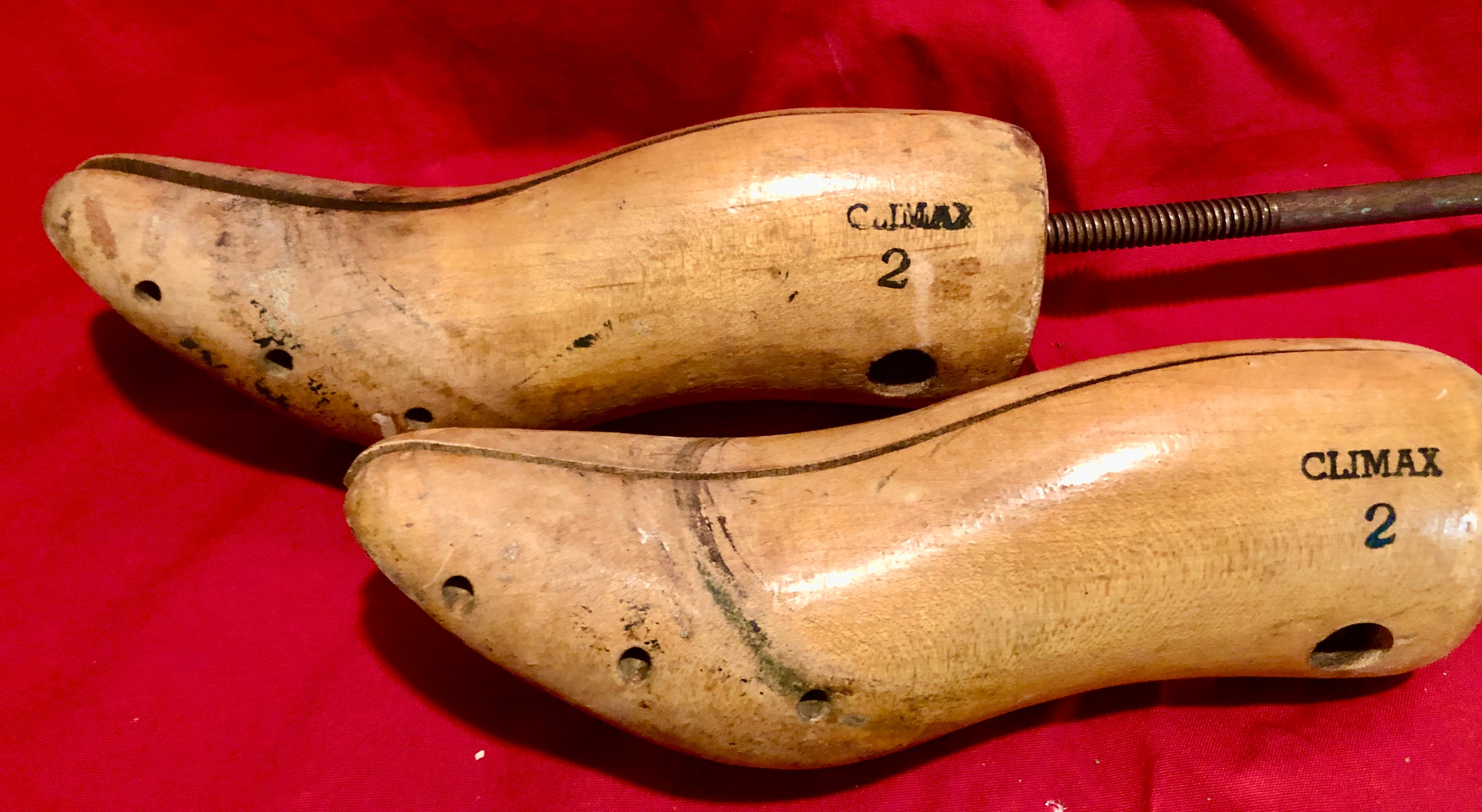 Fantastische petite vintage hardhouten schoenbomen ~ Mooie rijk getinte houten vormen ~ Voor gebruik of als een sfeervolle weergave Schoenen Inlegzolen & Accessoires Schoenenrekken 
