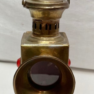 Lámpara vintage de queroseno o aceite de latón con joyas de vidrio rojo