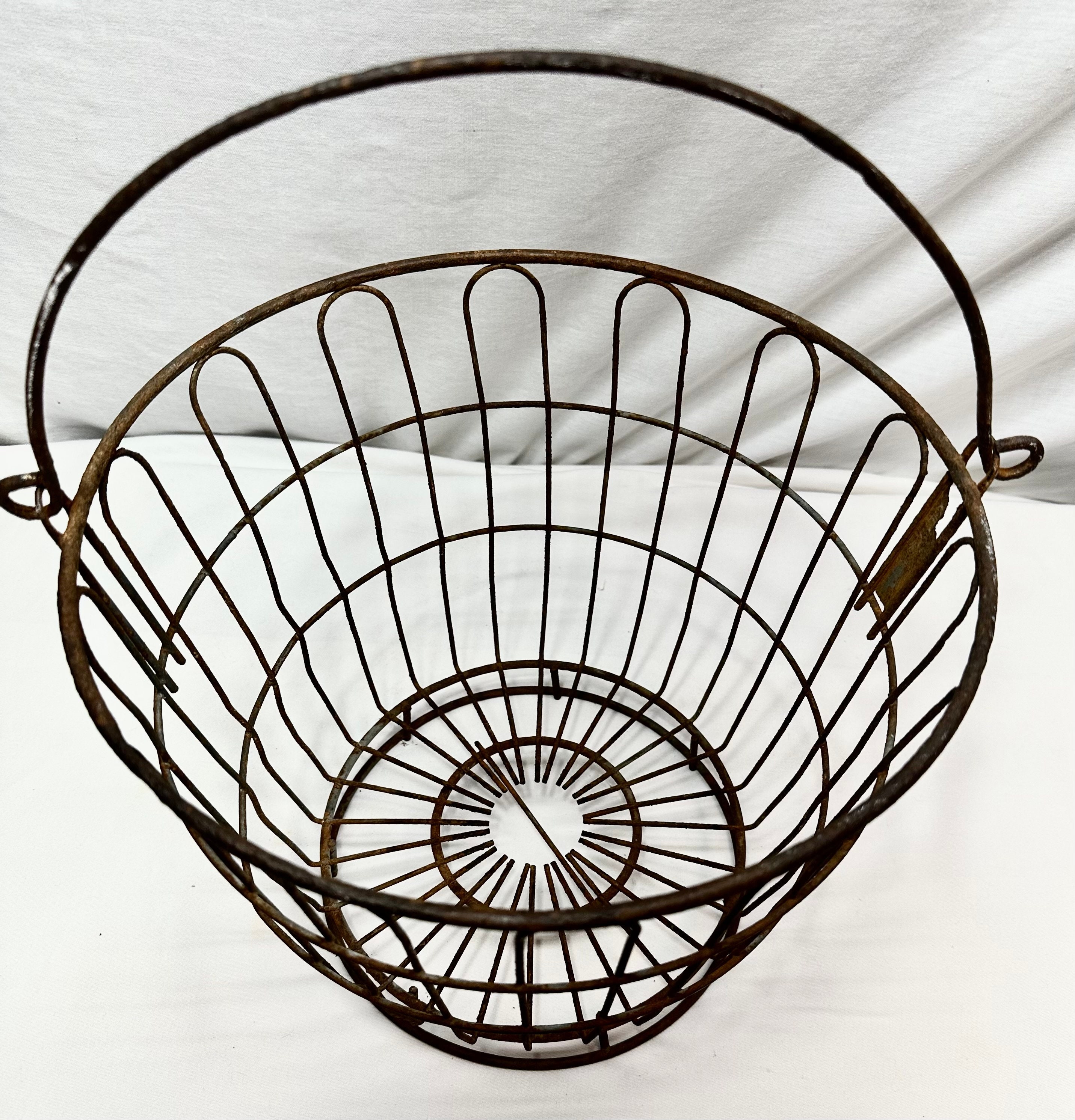 Vintage Metal Wire Egg/Farmhouse Basket with Metal Carry Handle