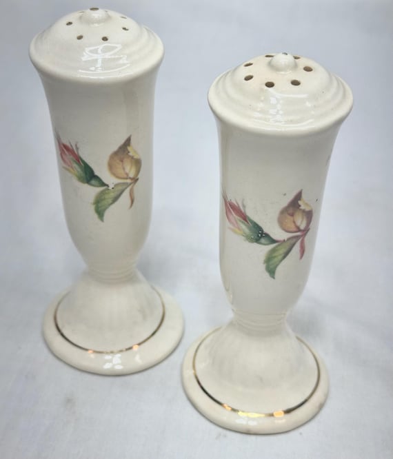 Antike Porzellan Salz und Pfefferstreuer mit Rosenknospe Detail
