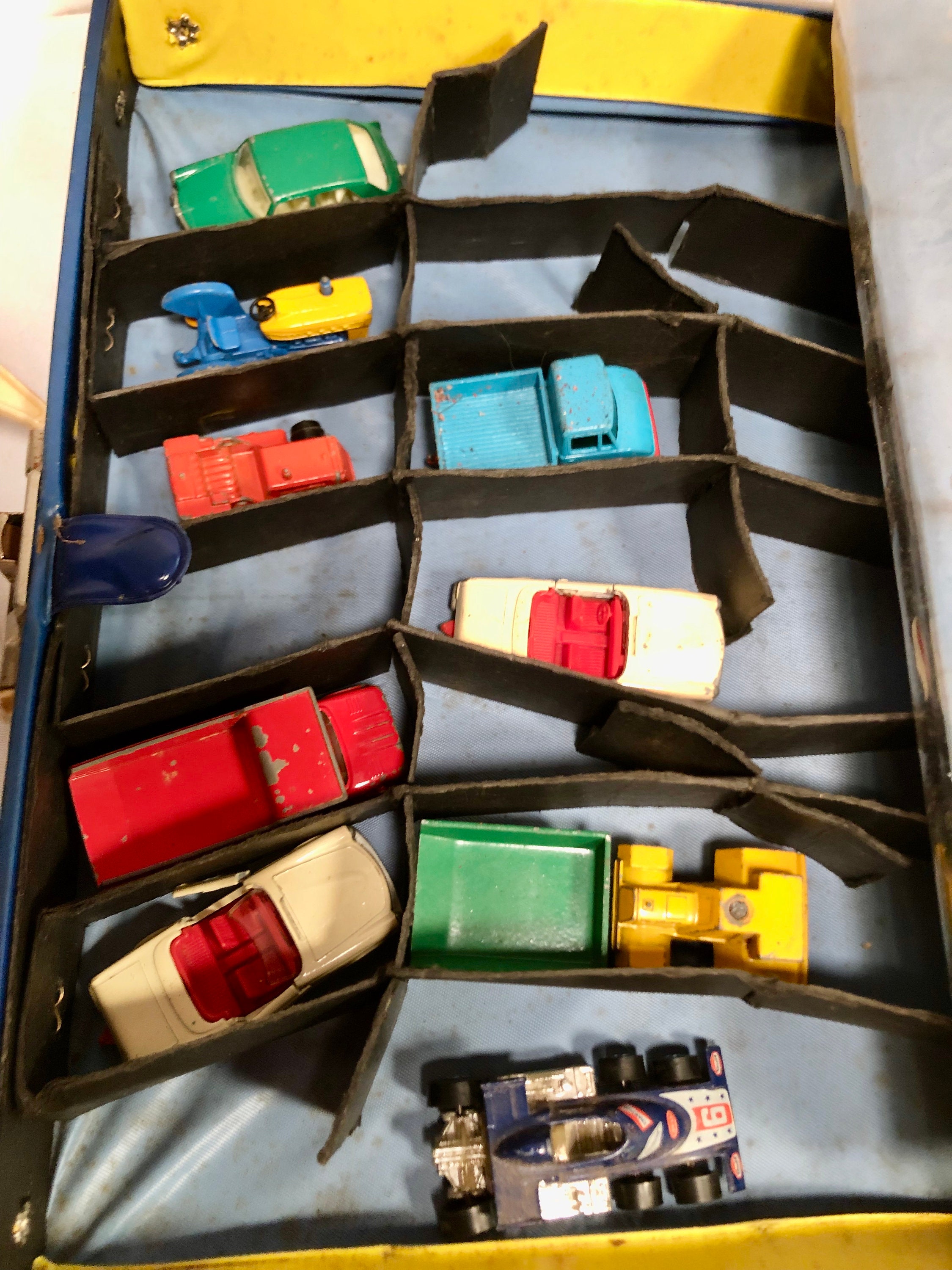 Vintage Lesney Matchbox Divided Collector Carry Case with 26 Metal