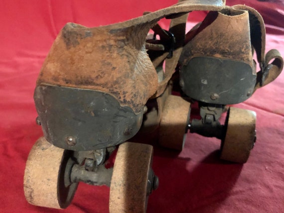 Antique 1800s Ladies Wooden Roller Skates- Size 9 - image 5