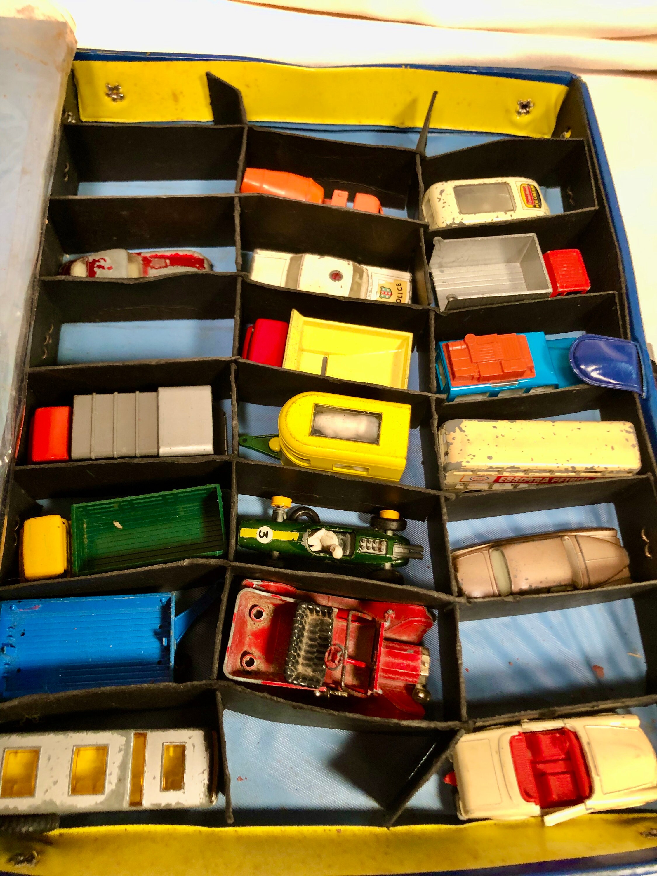 Vintage Lesney Matchbox Divided Collector Carry Case with 26 Metal