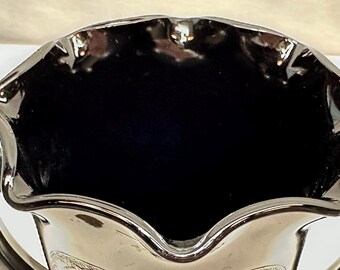 アンティークな黒ガラスの2つの取っ手が付いた台座付き花瓶、エンボス