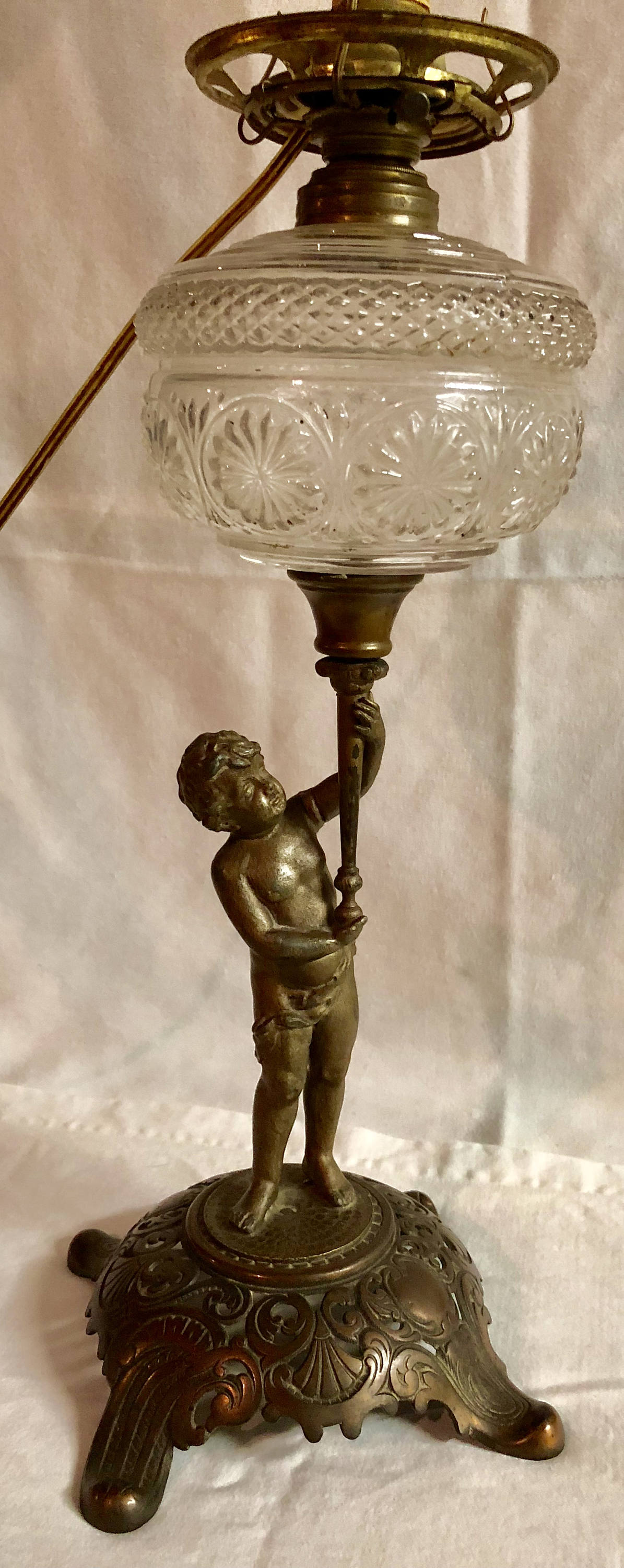 antique-brass-cherub-table-lamp