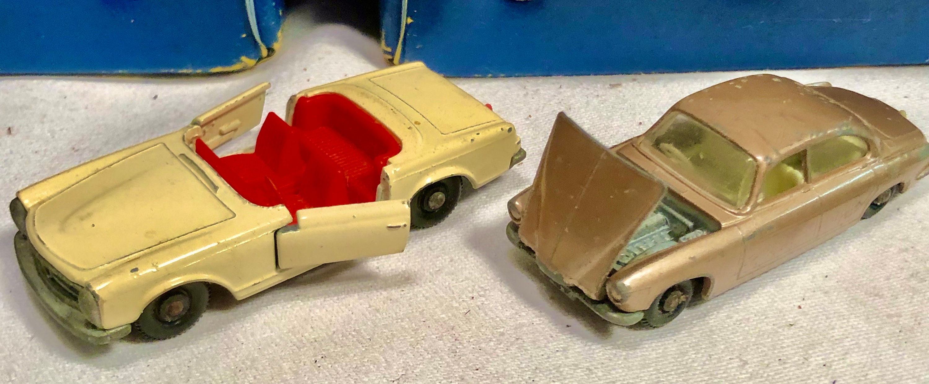 Vintage Lesney Matchbox Divided Collector Carry Case with 26 Metal