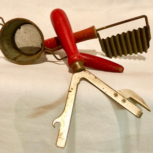 Ustensiles de cuisine de cuisine avec poignées en bois peintes en rouge- Ensemble d&#39;ouverture de trois boîtes/Strainer/Cutter