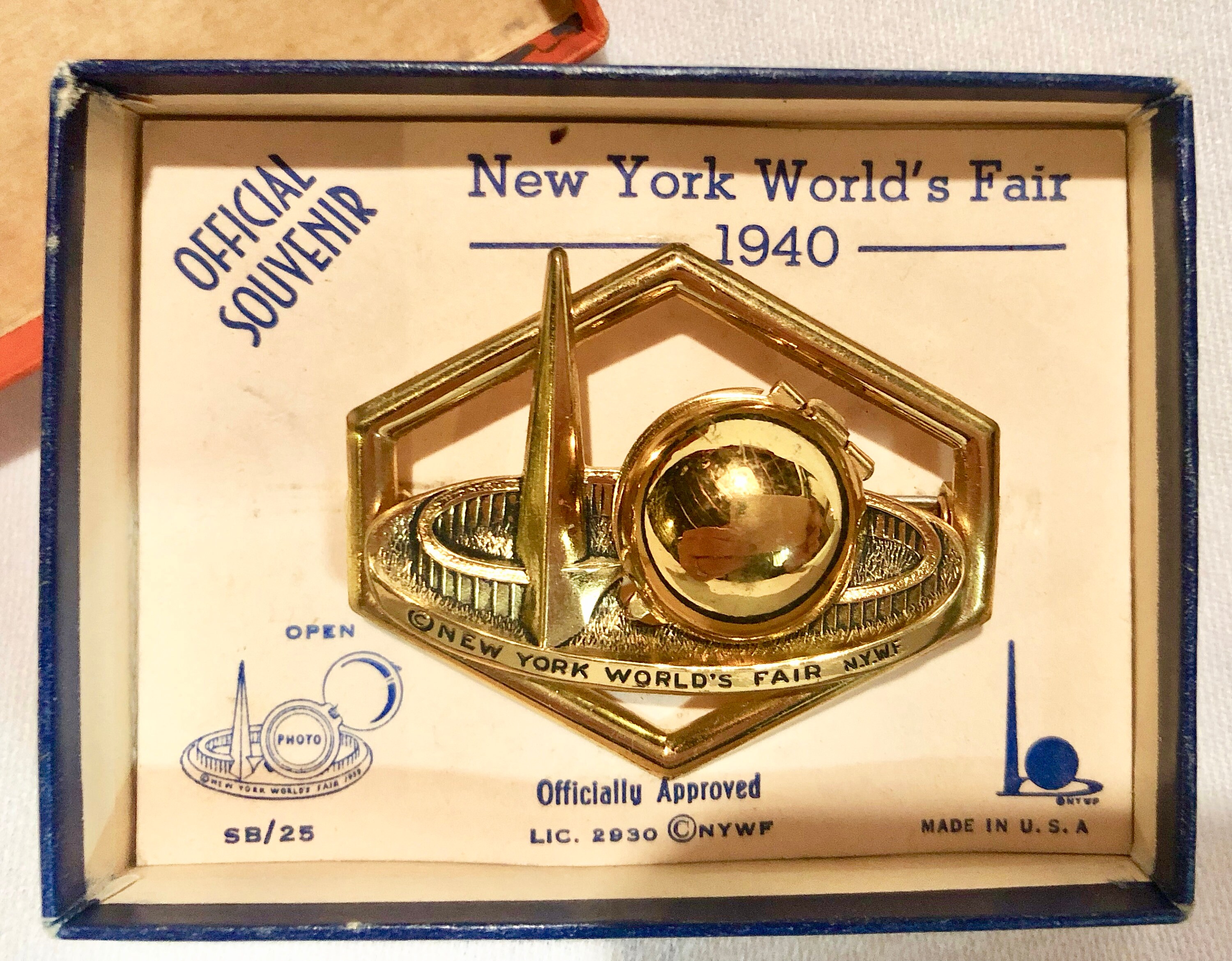 Vintage New York Worlds Fair Souvenir Gold Pin, Circa 1940