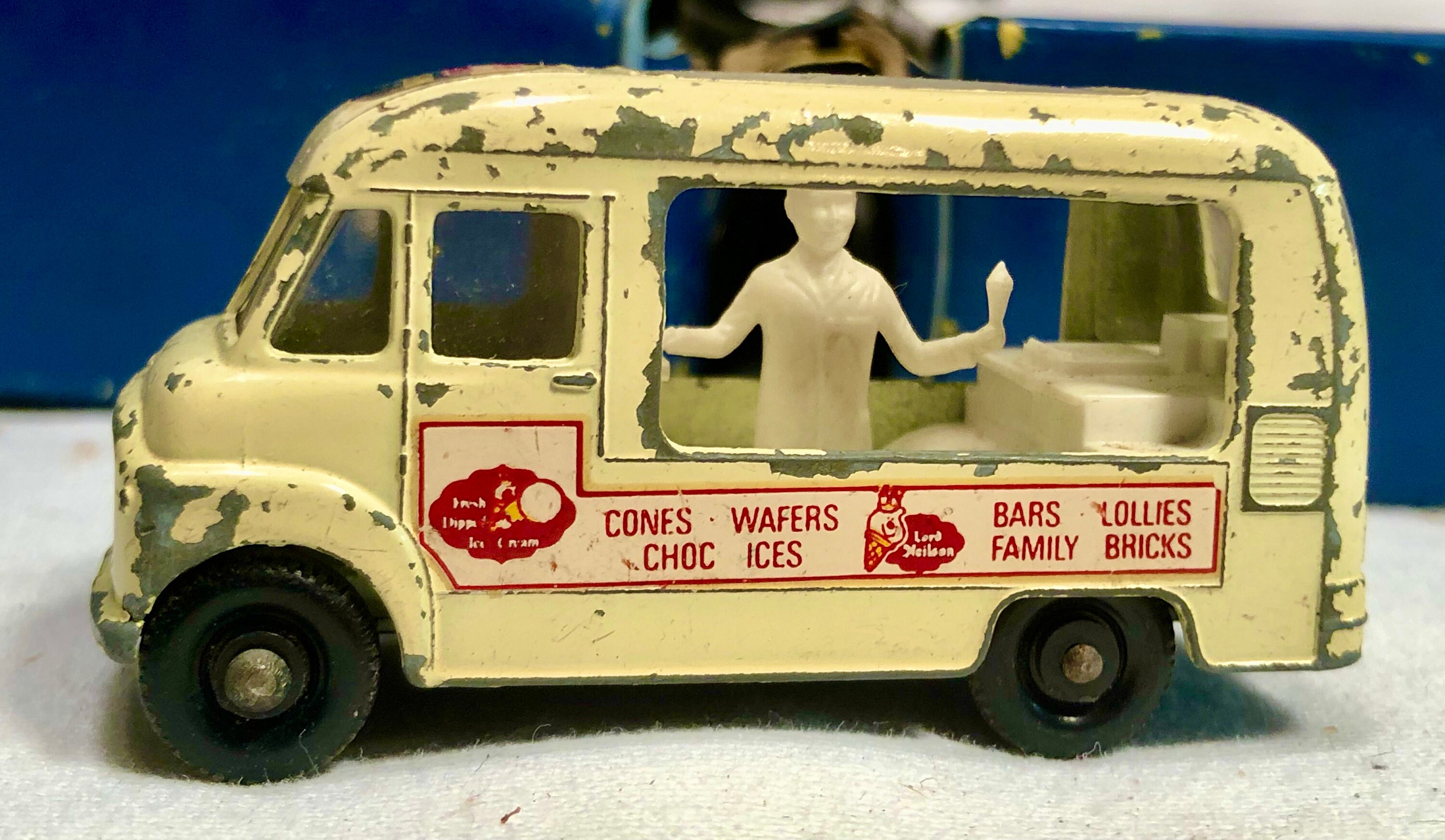 Vintage Lesney Matchbox Divided Collector Carry Case with 26 Metal