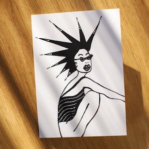 Ansichtkaart - Hurkende vrouw, originele creatie, tekening in Oost-Indische inkt - A6-formaat